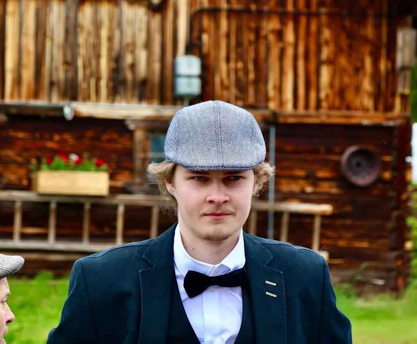 Axel (21), $350, Non-smoker, No pets, and No children