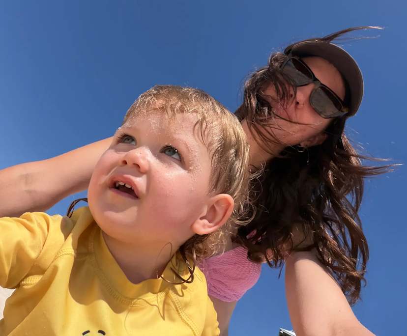 Nadia (24), $200, Have children, Smoker, and No pets