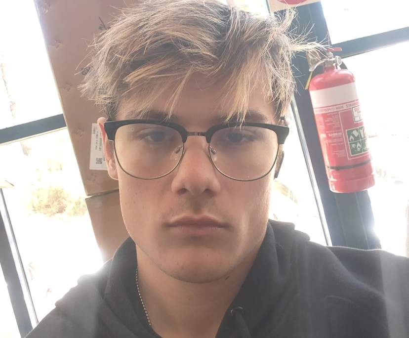 Shannon (20), $300, Non-smoker, Have pets, and No children