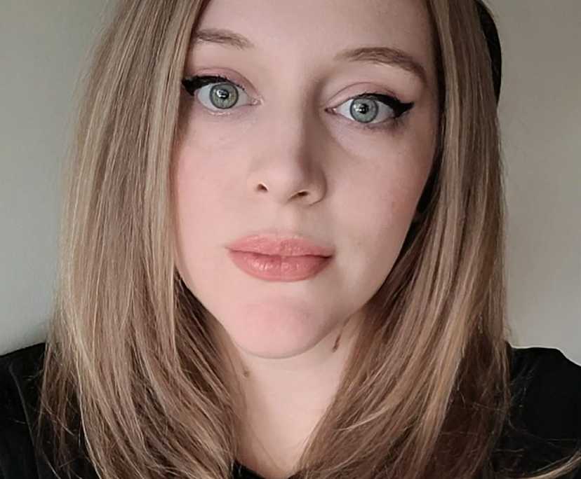 Kat (41), $300, Non-smoker, Have pets, and No children