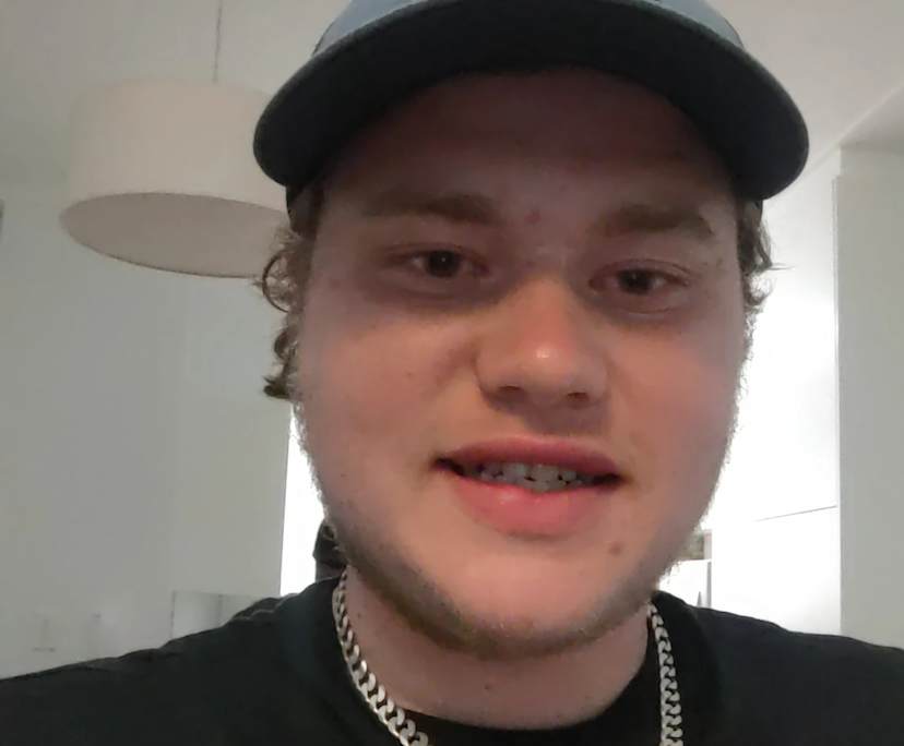 Charlie penn (21), $400, Non-smoker, No pets, and No children