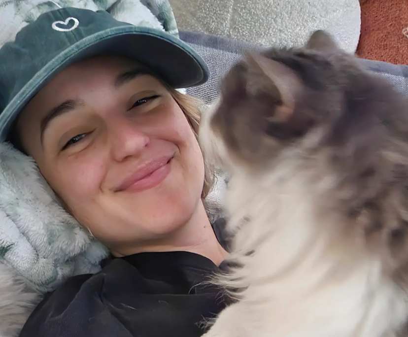 Sianne (30), $500, Non-smoker, Have pets, and No children