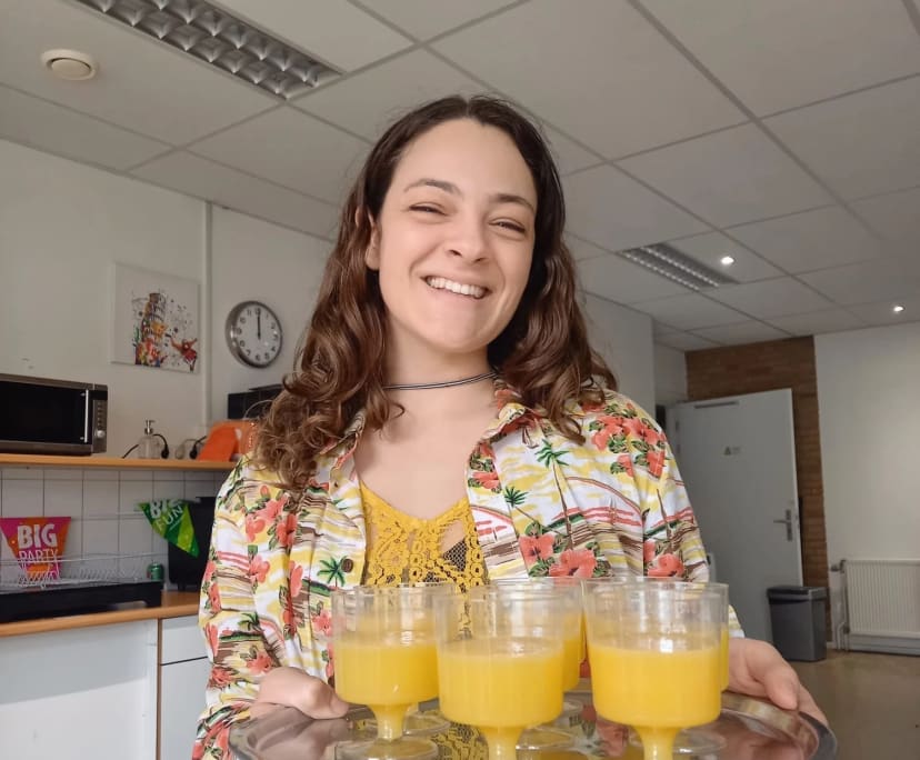 Julia (30), $350, Non-smoker, No pets, and No children