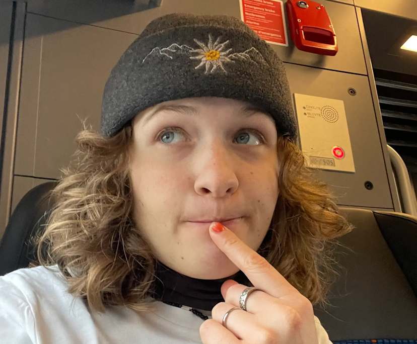 Hana (21), $280, LGBTQIA+, Non-smoker, Have pets, and No children