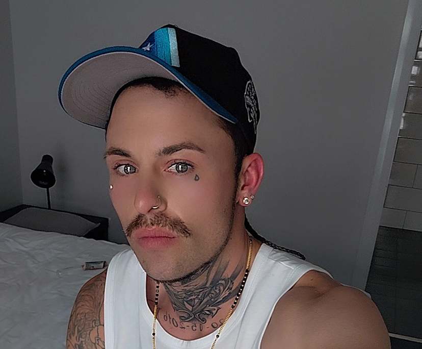 Jed Acheson (32), $180, Have children, Smoker, and No pets