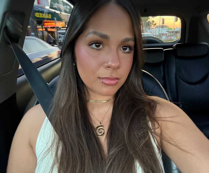 julia (20), $300, No pets, No children, and Non-smoker