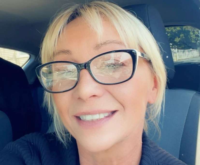 Amy (56), $300, Have pets, Smoker, and No children