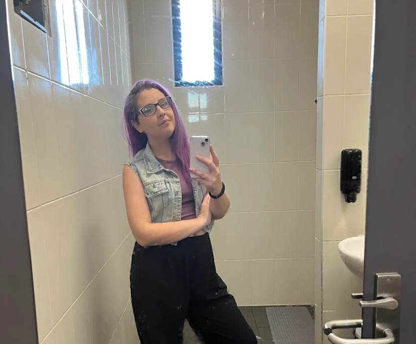 Melissa (40), $200, LGBTQIA+, Non-smoker, Have pets, and No children