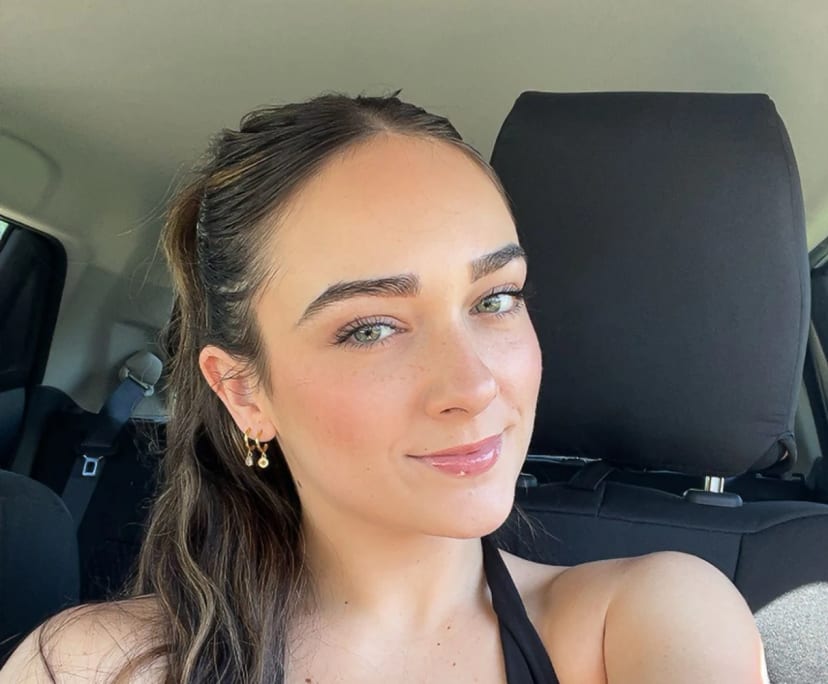 Elliana (23), $400, Non-smoker, No pets, and No children