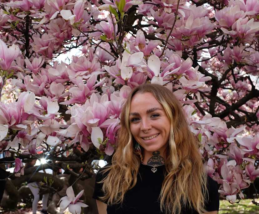 Sarah (26), $350, LGBTQIA+, Have pets, Non-smoker, and No children