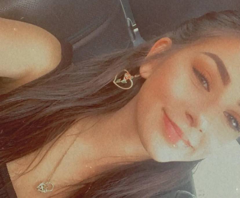 Celeste (27), $400, Non-smoker, Have pets, and No children