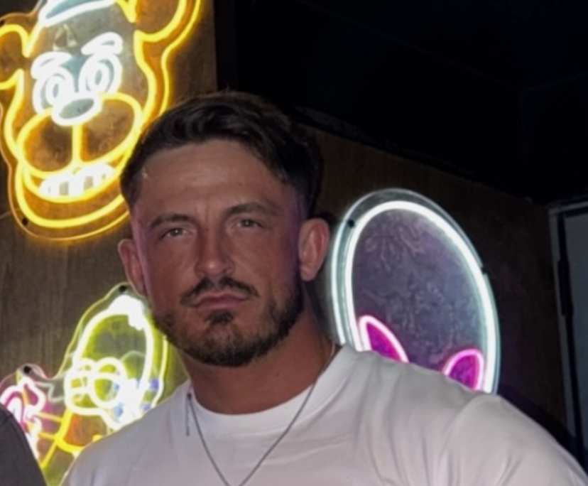 Joshua (28), $400, No pets, Non-smoker, and No children