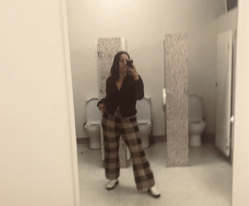 Holly (25), $180, Non-smoker, No pets, and No children
