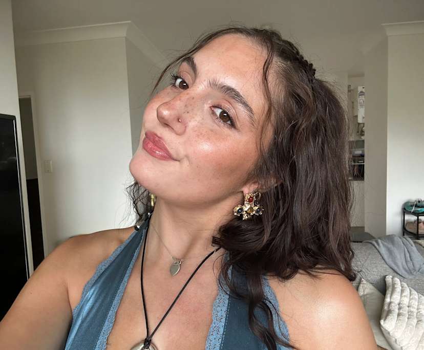 Anna (23), $400, No pets, Non-smoker, and No children