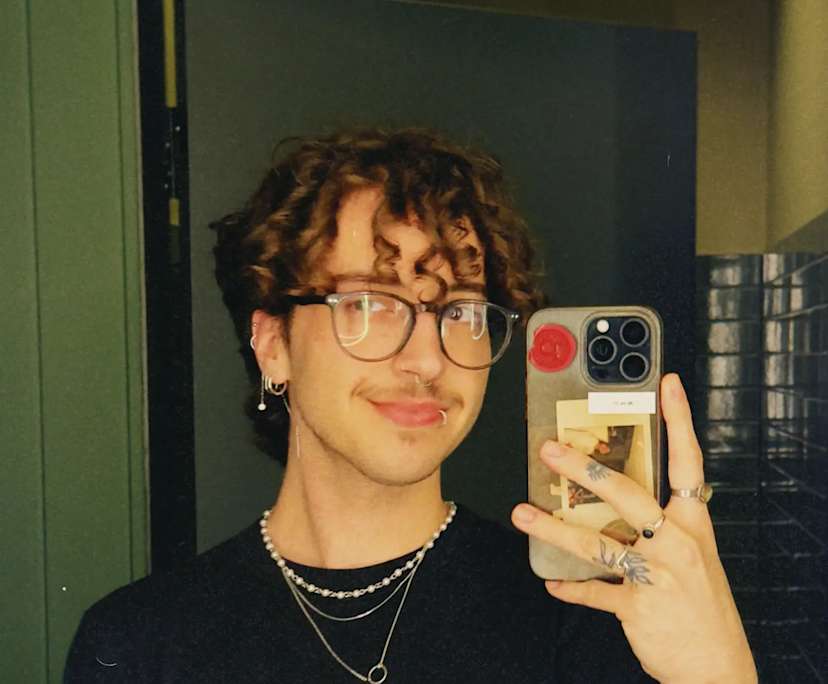 Lucas (22), $300, Have pets, Smoker, No children, and LGBTQIA+