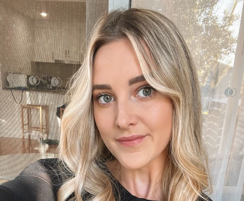 Kayley (24), $400, Non-smoker, Have pets, and No children