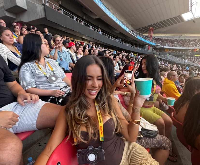 Silvia (32), $350, Non-smoker, Have pets, and No children