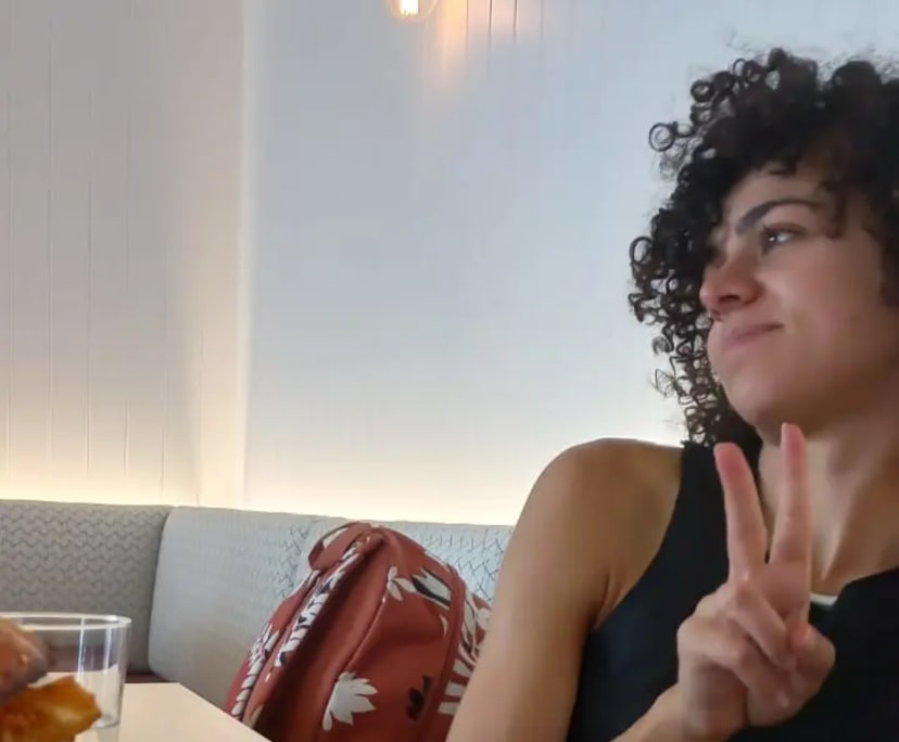 Alejandra (28), $250, No pets, No children, and Non-smoker