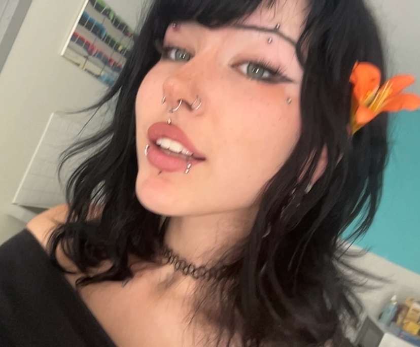 Lee (19), $220, LGBTQIA+, Smoker, No pets, and No children