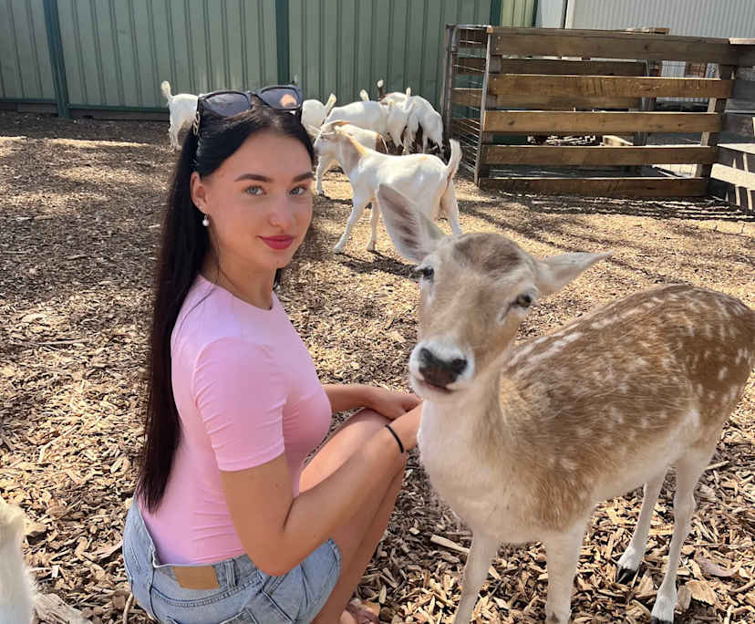 Maribel (19), $300, No pets, Non-smoker, and No children