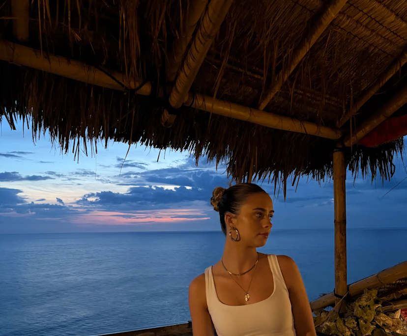 Olivia (21), $400, Non-smoker, No pets, and No children