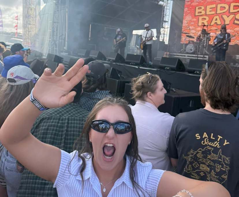 Ella (19), $200, Non-smoker, No pets, and No children