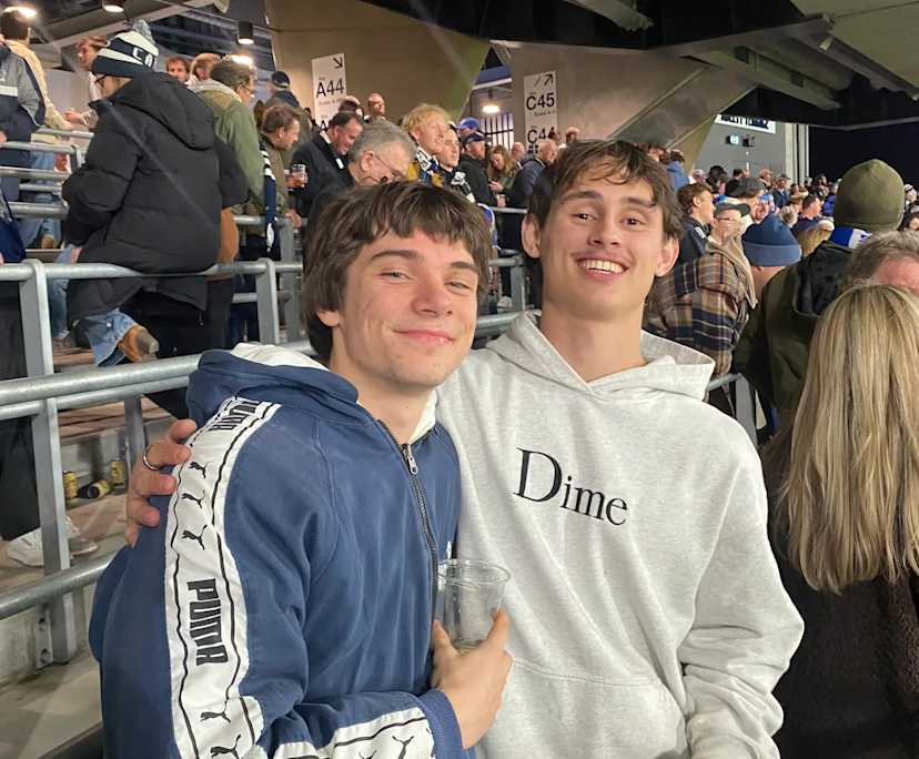 Jackson (20), $240, Non-smoker, Have pets, and No children