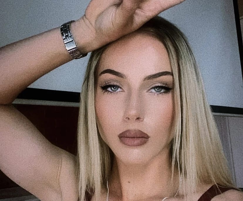 Chloe (26), $450, Non-smoker, No pets, and No children