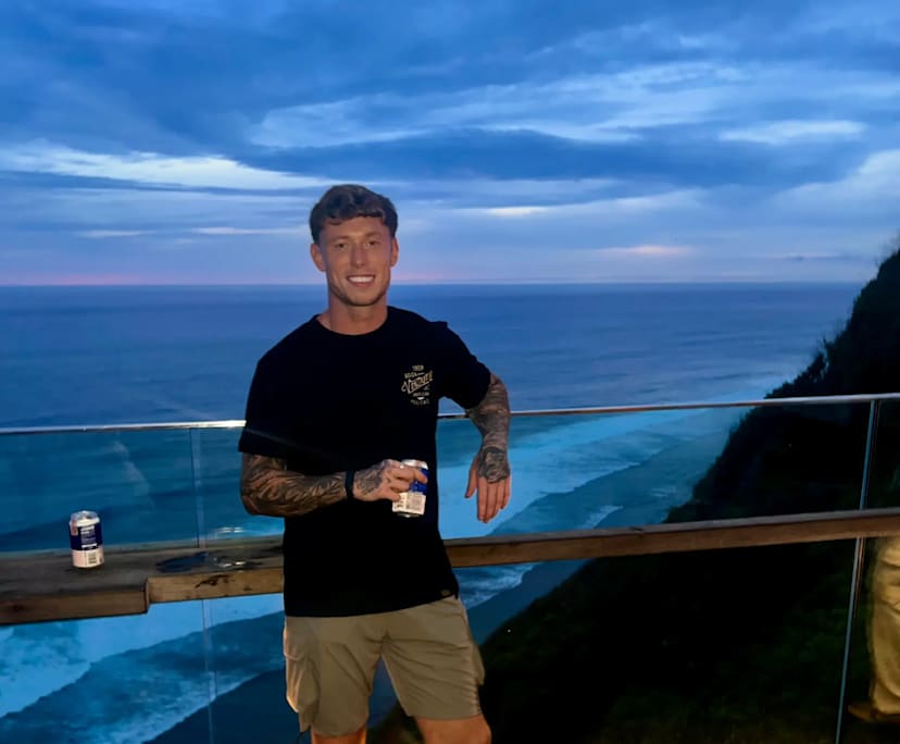 Liam (27), $500, Non-smoker, No pets, and No children