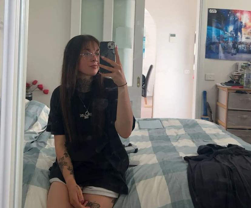 Tegan (22), $200, Non-smoker, Have pets, and No children