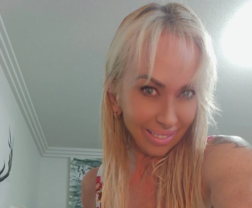 Vanessa (56), $350, Non-smoker, Have pets, and No children