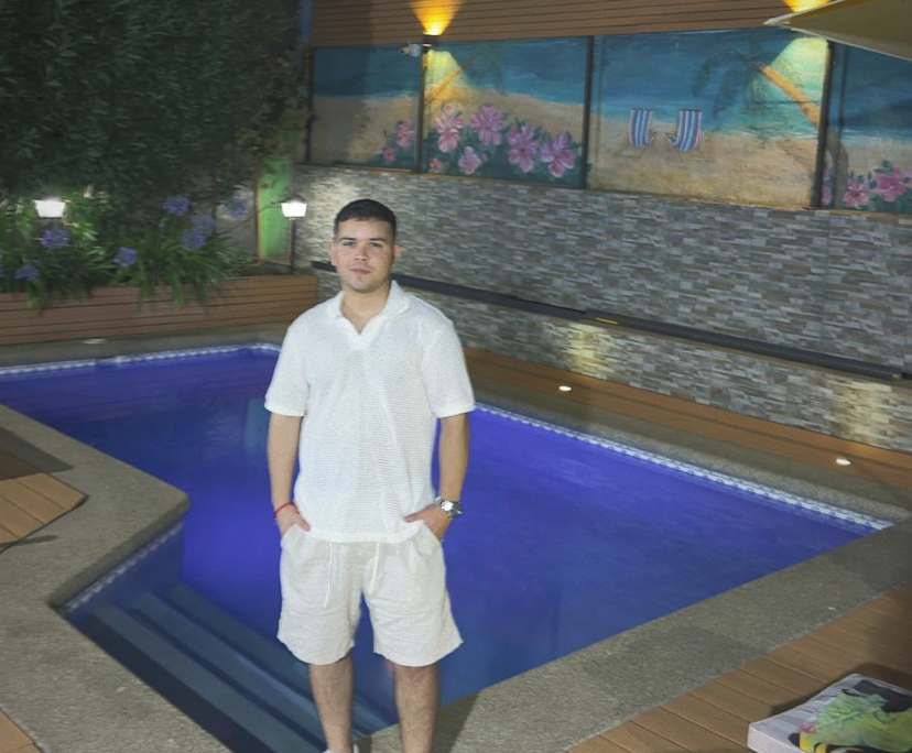 Matías (27), $350, Non-smoker, No pets, and No children