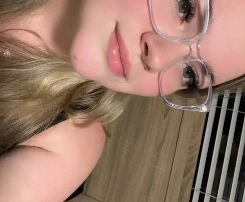 Isabelle (18), $300, Non-smoker, Have pets, and No children