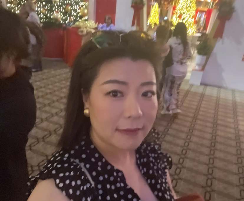 Monica (42), $300, No children, Non-smoker, and No pets