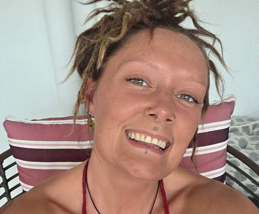 Elisa (32), $350, Non-smoker, Have pets, and No children