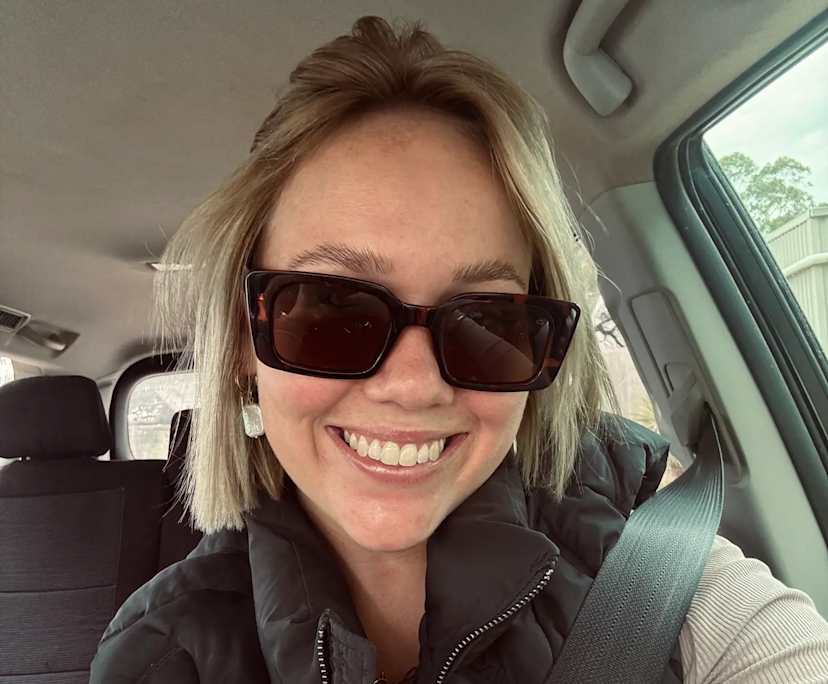 Maddi (24), $300, Non-smoker, Have pets, and No children