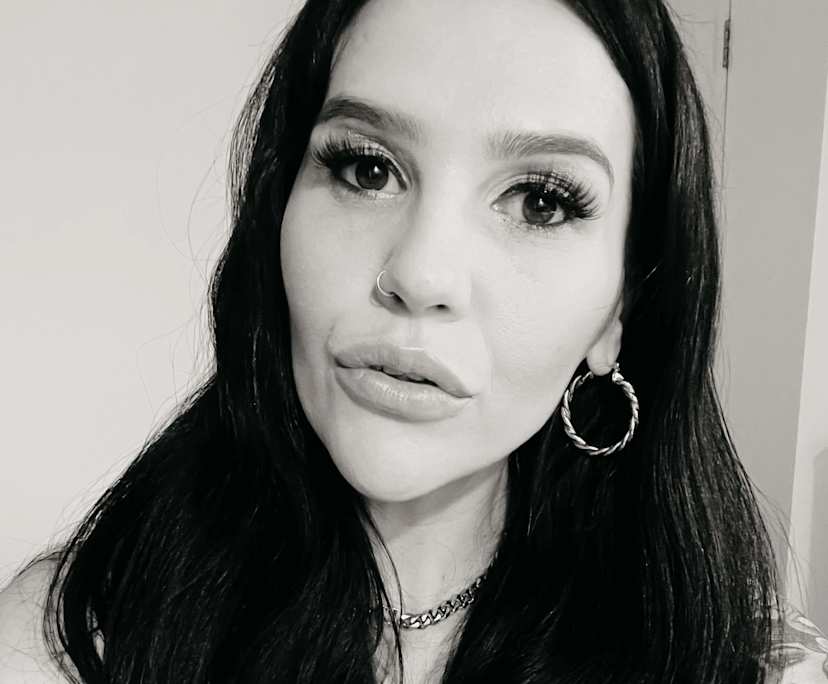 Corrinne (38), $700, Have pets, Non-smoker, Have children, and No pets