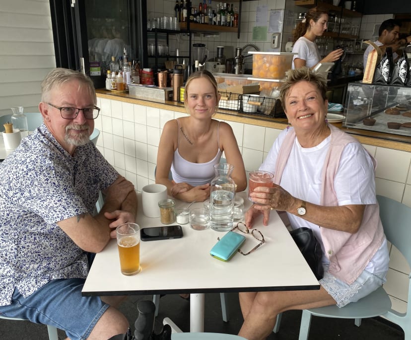 Hannah (25), $300, Non-smoker, Have pets, and No children