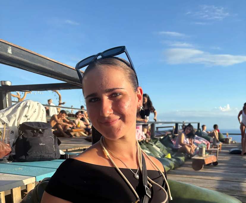 Lexi (20), $300, Non-smoker, No pets, and No children