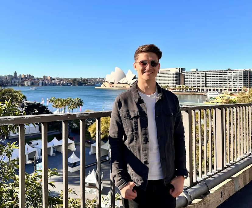 Alexander (28), $400, Non-smoker, No pets, and No children