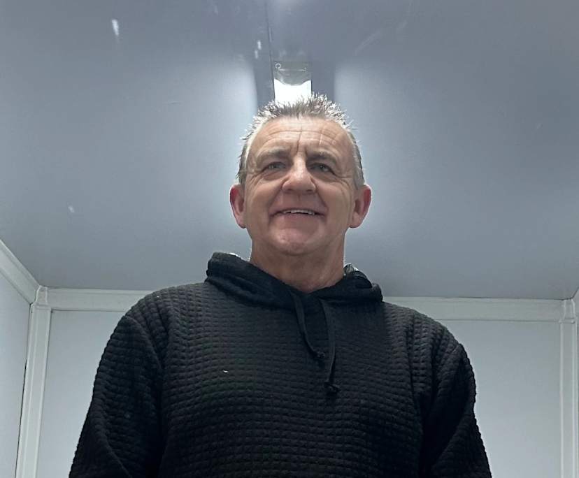 Peter (54), $450, Non-smoker, Have pets, and No children