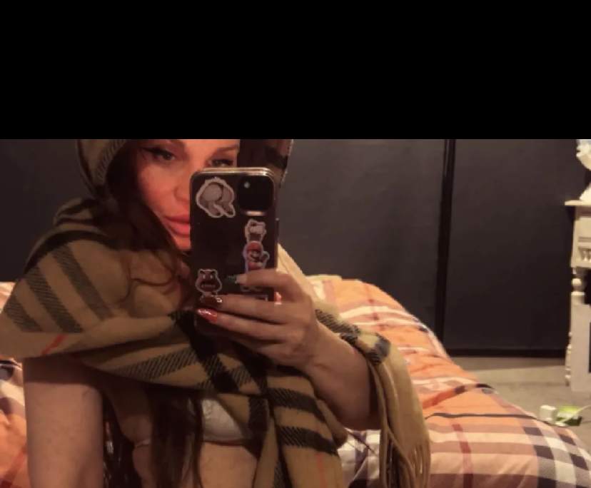 Frankie (42), $300, Non-smoker, Have pets, and No children