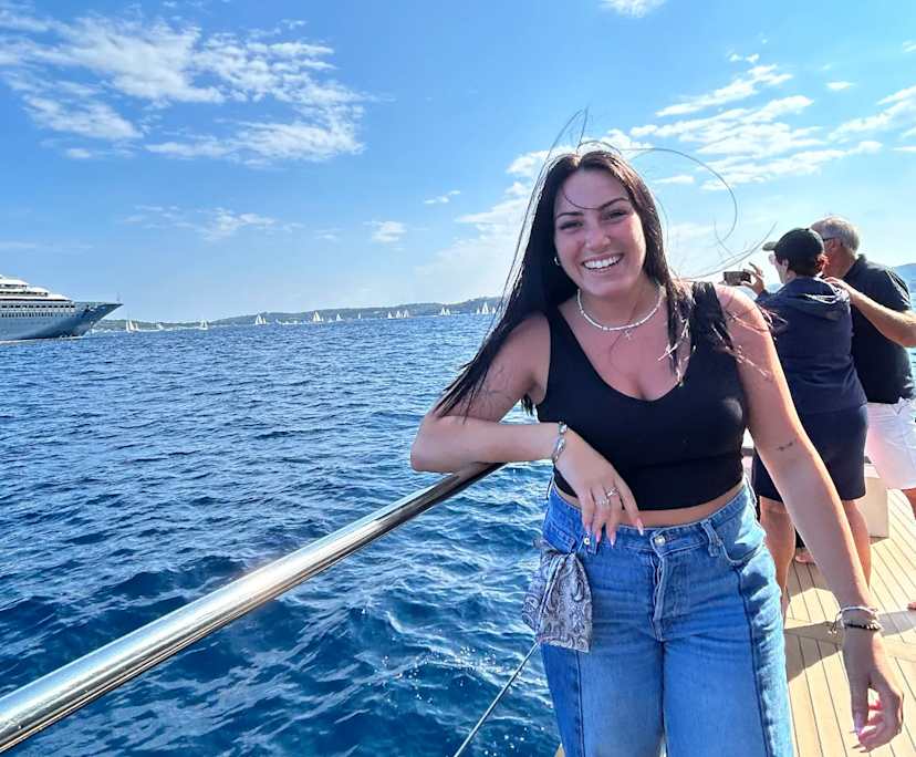 Eva (24), $350, Smoker, No pets, and No children