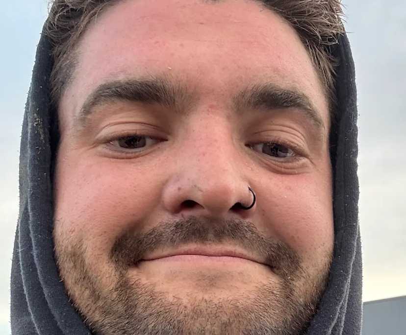 Tom (29), $350, Non-smoker, Have pets, and No children