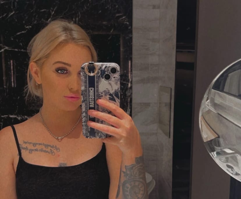 kaitlyn-29-looking-in-griffin-kedron-mango-hil-flatmates-au