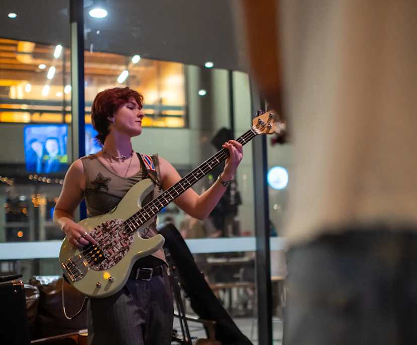 Eleanor (20), $350, LGBTQIA+, Non-smoker, No pets, and No children