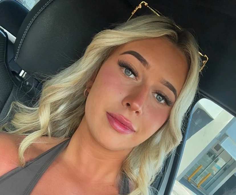 Michaela (24), $350, Non-smoker, Have pets, and No children