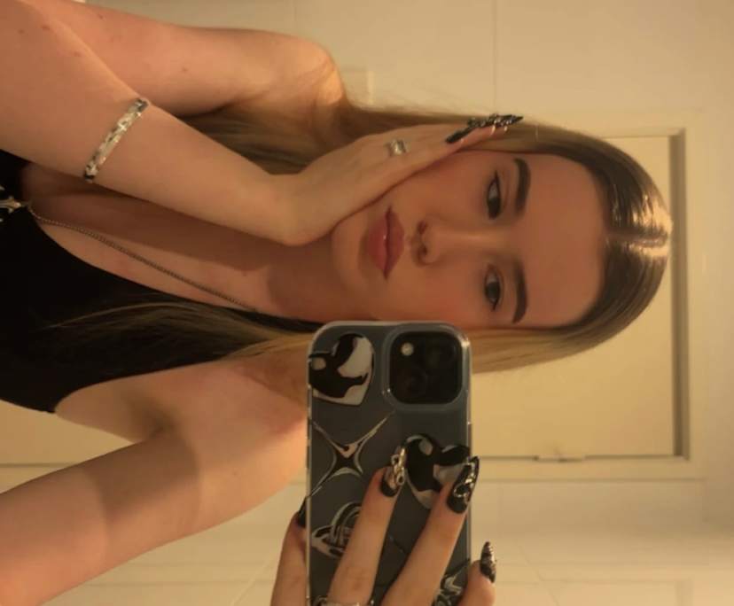 Alyssa (20), $350, Non-smoker, Have pets, and No children