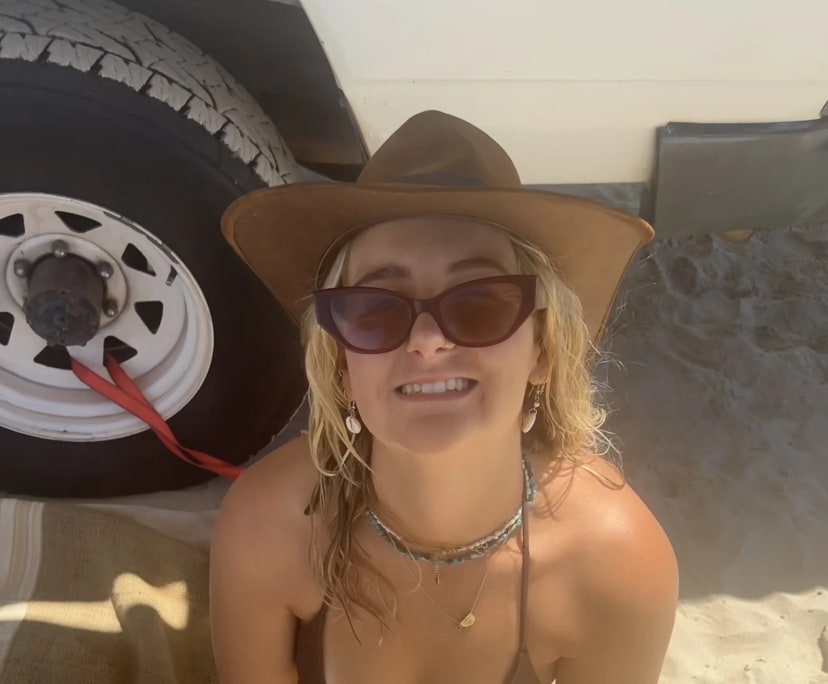 lucinda (23), $300, Non-smoker, Have pets, and No children