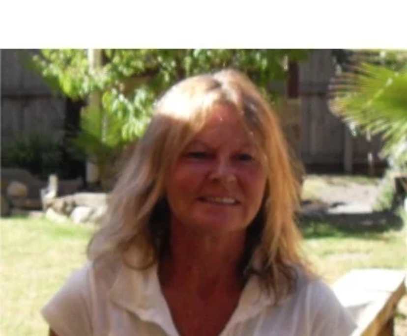 Chrissie (55), $2,006, Non-smoker, Have pets, and No children